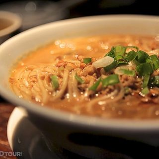 I miss learning about places through the local food!
This steamy, umami-rich bowl of noodles was a window into Hong Kong. I was fortunate enough to get to return to this vibrant city for a second time. I hope I can make it back again and am thinking about all that's changed there recently. 💔