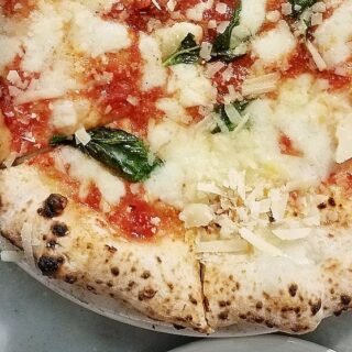 Happy International Pizza Day!! 🍕
Chicago pizza is much more than deep dish. In fact more often than not, Chicagoans eat thin crust.
This gorgeously charred pie is a Neapolitan pizza from Eataly Chicago. Mangia!